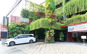 Labuana Homestay&Cafe Garden Makassar